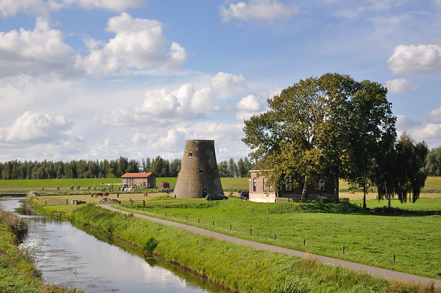 Hollands landschap met afgeknotte molen - Dutch landscape with partially demolished windmill