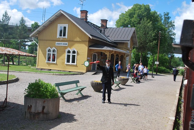 Vertreksein voor de trein in Läggesta Nedre (S).