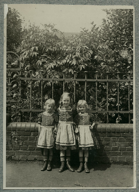 Archiv Chr305 Waltraut, Gisela und ich 1917
