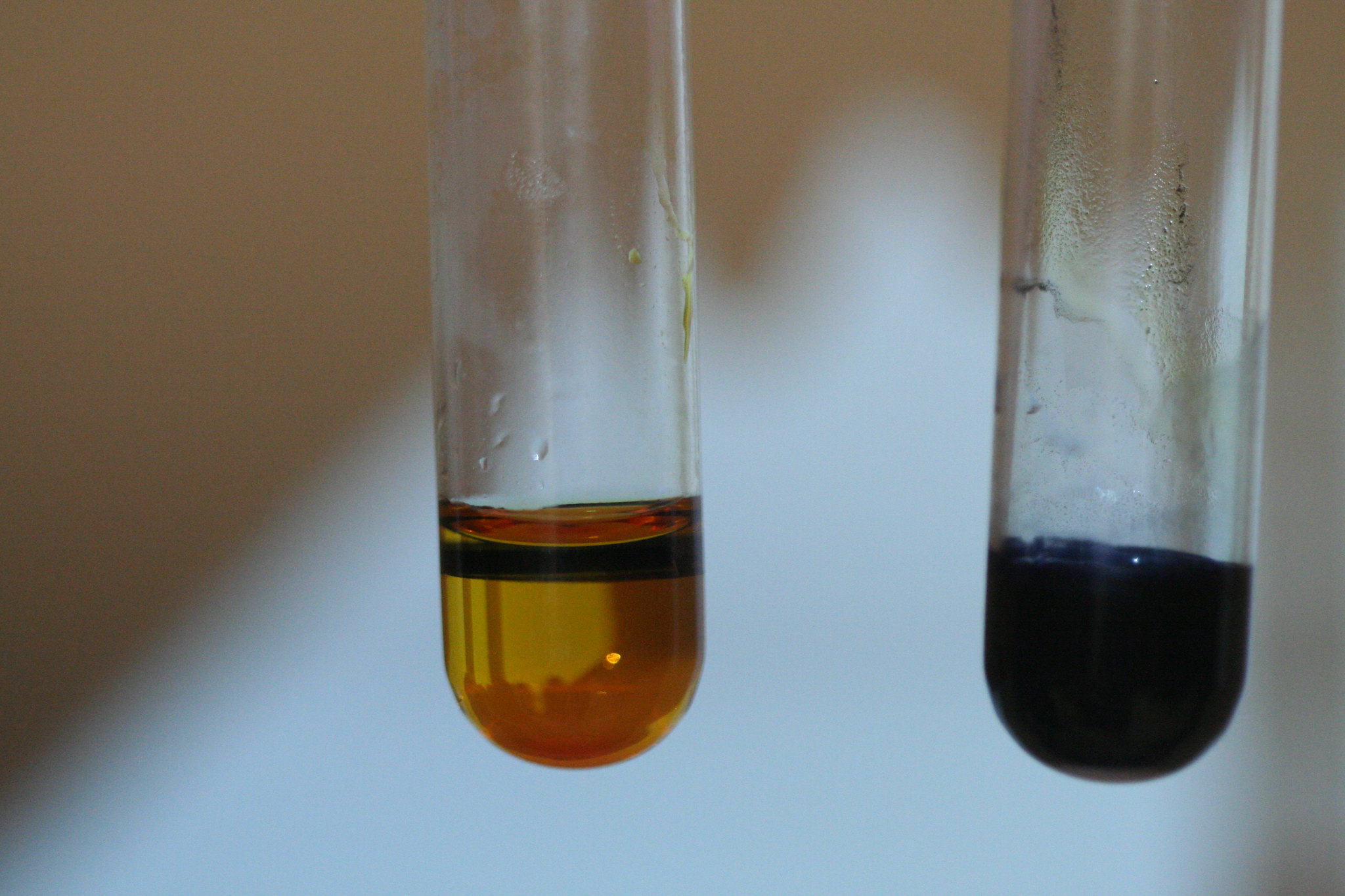 Растворенный в воде свинец. Hg2i2 цвет осадка. Хлорид меди в пробирке. Пробирка с раствором. Реакция в пробирке.