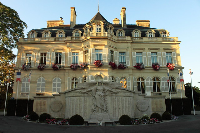 Hôtel de ville, vu depuis l'avenue de Champagne