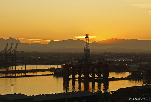 Sunrise in Cape Town by Renate Dodell