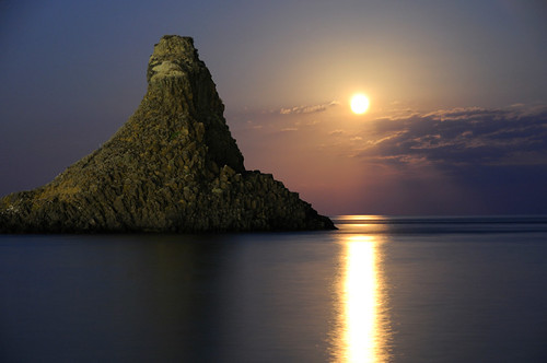 Acitrezza Faraglioni Moon Rise Sicilia Italy Italia - Creative Commons by gnuckx