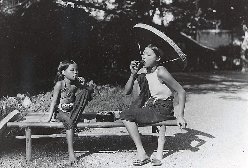 1921-1935 Jeune fille et fillette mâchant le bétel
