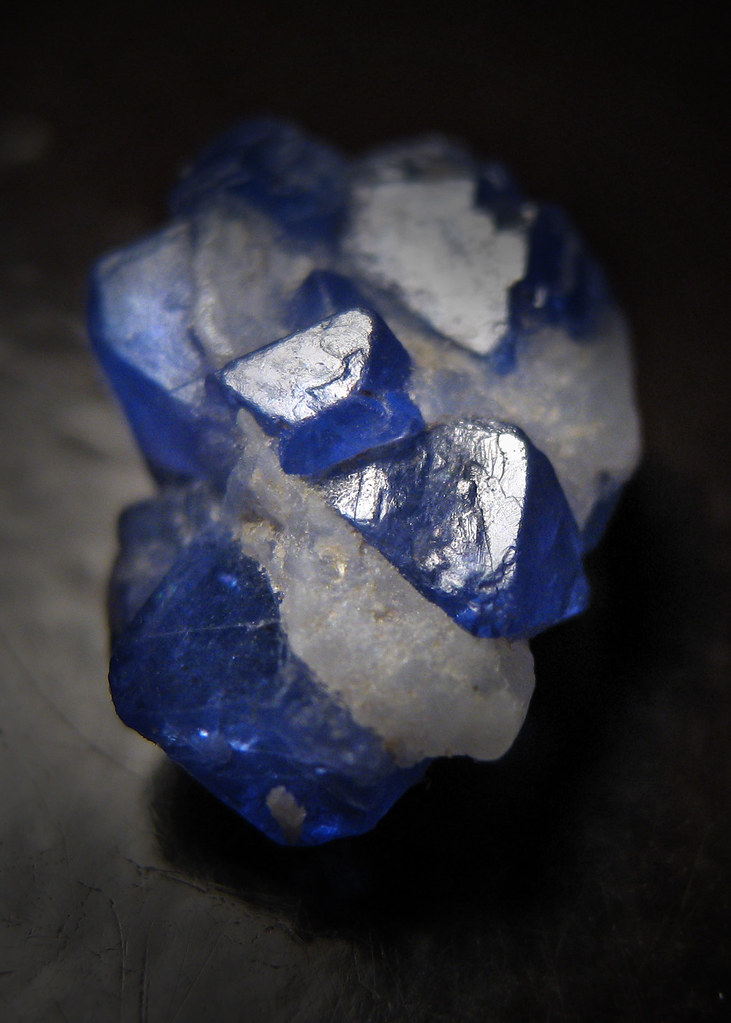 Кристалл сапфира. Сапфир шпинель голубой камень. Шпинель кобальта. Синяя шпинель Кристалл. Синий кобальт Кристалл минерал.