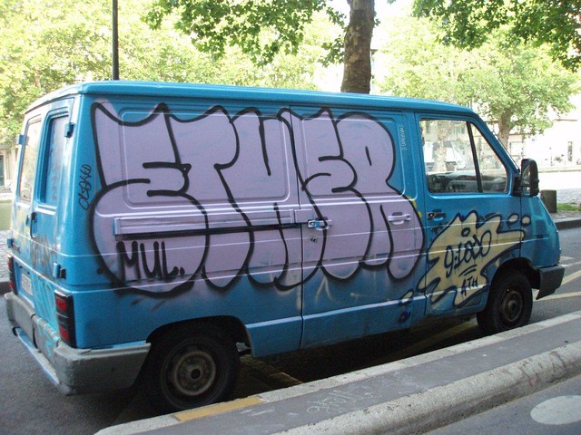 Paris auto graff