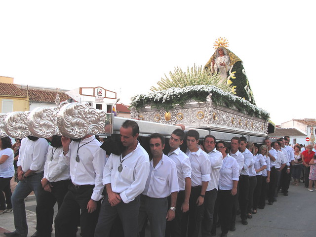 Hermanos llevando el paso de la Virgen de los Dolores-Alameda-(Málaga) 2010.