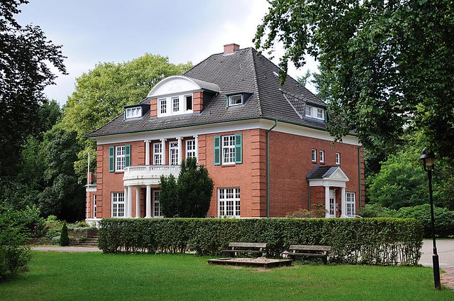 7079 Villa im Grünen - Herrenhaus zwischen hohen Bäumen in HH-Rahlstedt.