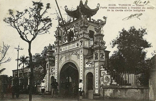 Hanoi - porte monumentale à l'entrée du camp de la garde civile indigène