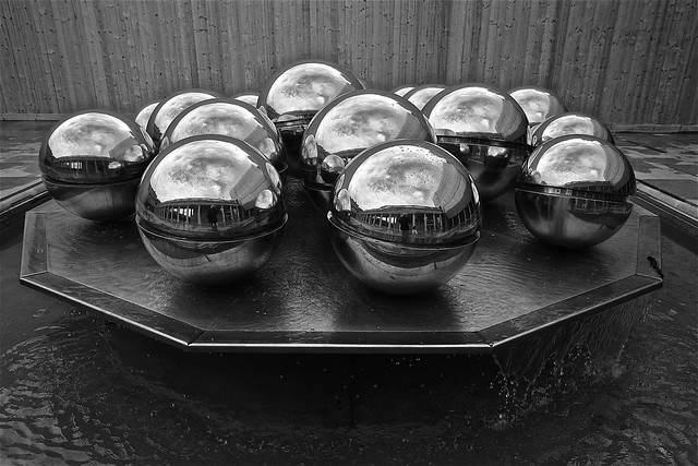 Le Palais Royal. Fontaine horizontale à boules métalliques, de Pol Bury furent placées en 1985 sur le parvis de la cour ..