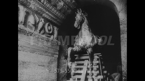 ROMA ARCHEOLOGIA e RESTAURO ARCHITETTURA:  La statua di Marco Aurelio viene messa al sicuro contro i rischi dei bombardamenti - 16-23 maggio 1943(?) | ROMA CITTA' APERTA - FACEBOOK (2017) &  ROMA: libera !! 4 giugno 1944 FACEBOOK (2017).