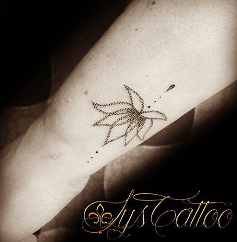 Tatouage poignet femme; lotus perles et goutte en dotwork by lys tattoo