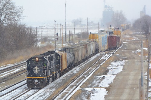railroad train engine ic cn snow 1021 1026 sd70 leverettjct il chicagosub yard telephoto junction