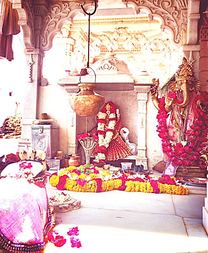 #pooja #backpacker #arti #temple #Ganesha #west Indi #Gujarat | by maria_emitan