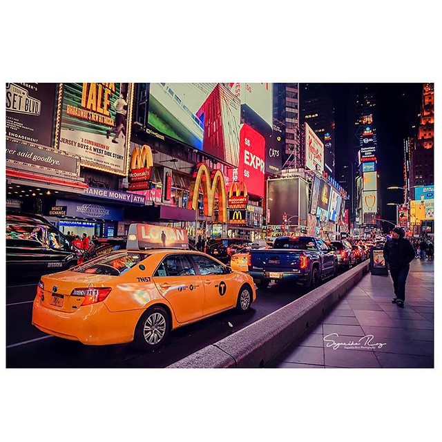 Times Square 🌃 I was obsessed photographing yellow cabs. I took pictures of them almost in all corners we visited. 😀  #nyc #bigapple #lovenyc #photooftheday