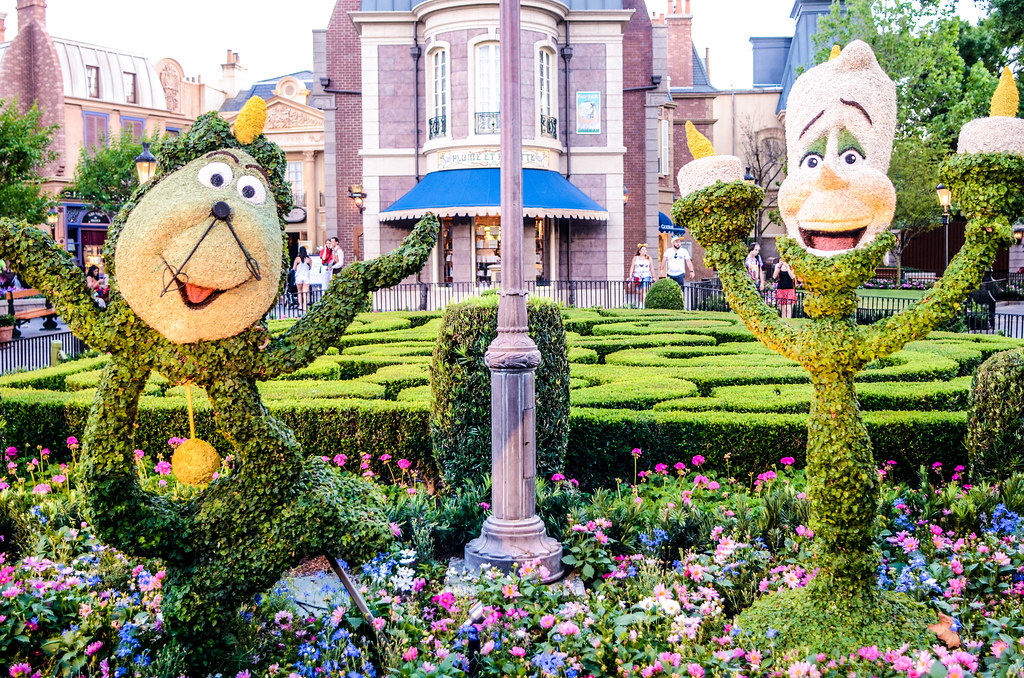 Lumiere Cogsworth topiary