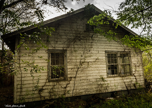 abandoned urbex urbanexplorer house architecture decaying gable windows