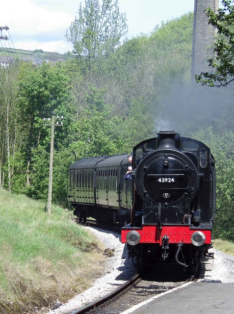 43924 - pulling into Howarth Station