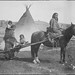 severní Šajenka Jelení žena na koni se smykem, kolem 1900
