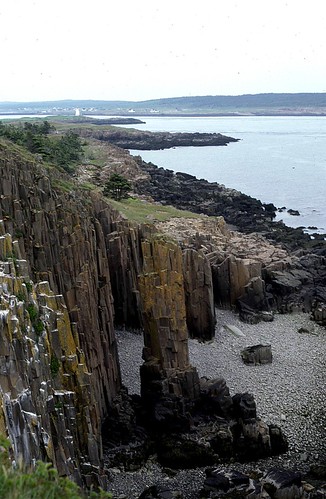 1980 06 14   07  Basalt Columns at Briars Island 3 NS (Custom) | by waldronyoung