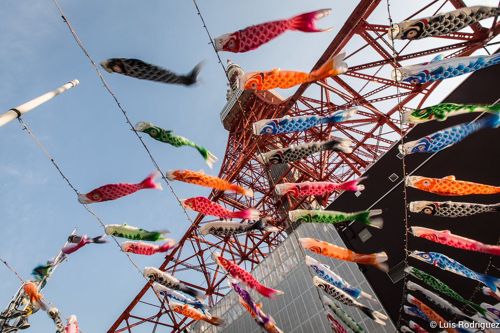 Torre de Tokio en mayo, con banderolas koinobori