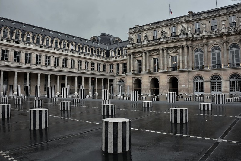 Le Palais-Royal et les colonnes de Buren par temps de pluie - The Palais-Royal and the Buren Columns under the rain