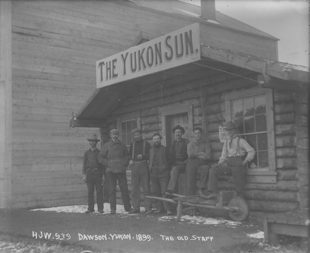 The staff of the Yukon Sun, Dawson / Personnel du Yukon Sun, Dawson