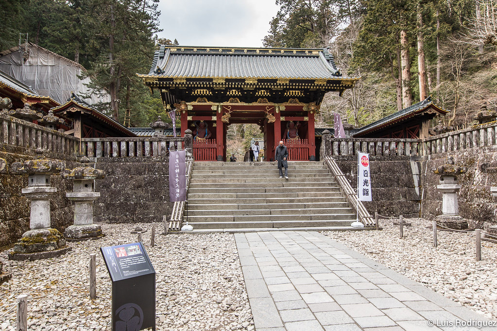 Puerta Nio-mon de acceso al Taiyuinbyo con sus dos guardianes Nio