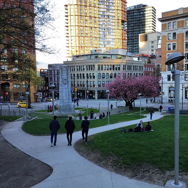 Walking home and enjoying the longer days (and sunshine)! 🚶🚶‍♀️ ☀️ 🌸 #vancouver #downtown #gastown #walkinghome