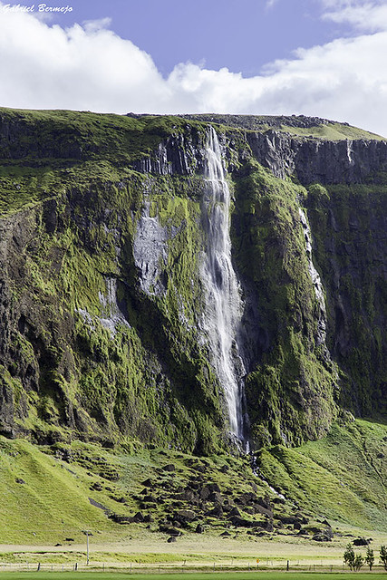 Cascada en el sur de Islandia
