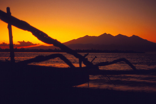 summer nikon f301 kodachrome 64 indonesia travel rejse lombok gili sunrise orange solopgang gunung mount rinjani boat båd beach strand water coast trawangan
