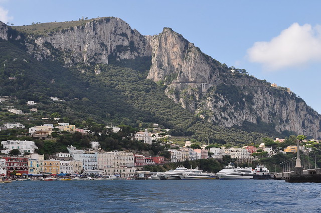 Marina Grande, la montée vers Anacapri et le Mont Solaro,  Capri, Campanie, Italie.