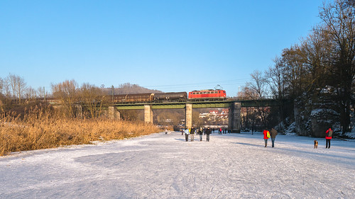 Zug überm Eis by Tobias Keller, Nur ungefähr alle zehn Jahre friert die Wörnitz stark genug zu, so dass ein Betreten des Eises gefah