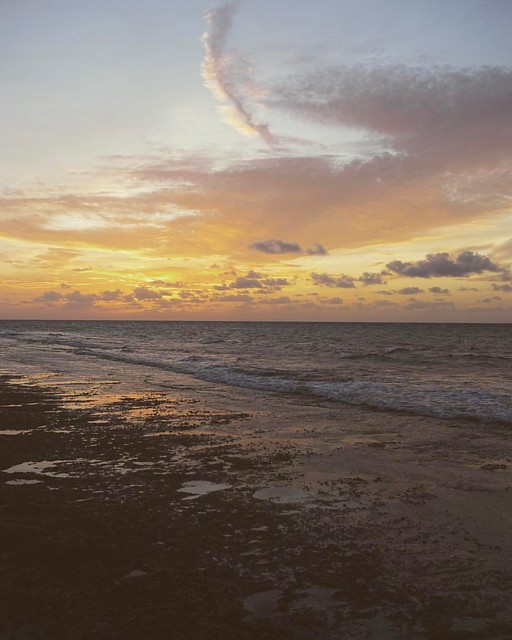 Beautiful Love ❤️ Beach sunset 🌅 #itsbetterinthebahamas #lonelyplanet #travelstoke #justgoshoot #beautifuldestinations #sunset_hub #cloudscape #livetravelchannel #nassaubahamas #beachlife #travelphotography #sunset