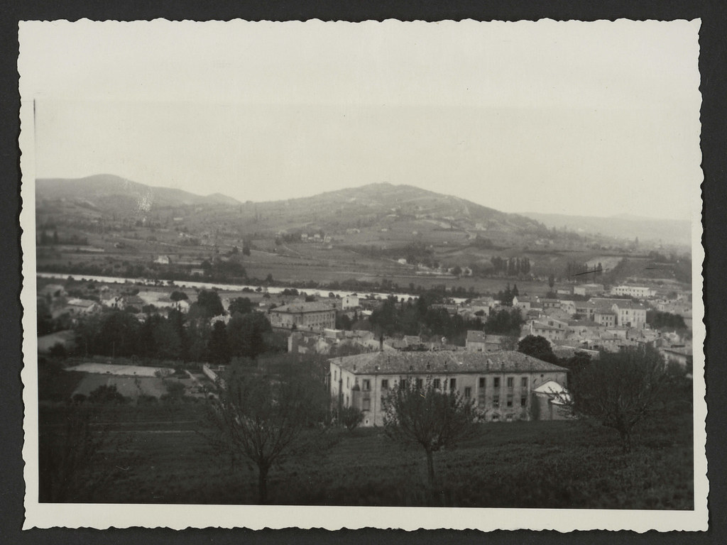 La vallée de la Drôme , photo prise face au sud. Au 1er plan le petit séminaire aujourd'hui caserne de gendarmerie
