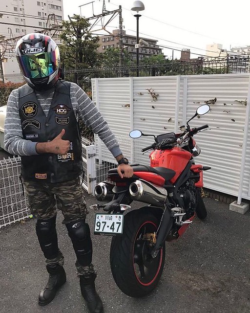 When you do your Sunday Ride without your squad in other part of the world, and of course Sunday will never be complete without doing a good Ride #motorcyclediaries #rainbowvisor #hjchelmets #japan #japantraveldiary #traveldairies #hogrider #bumblebeebike