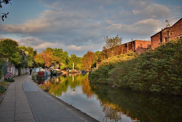 Warm colors on the Regent's Canal (London)