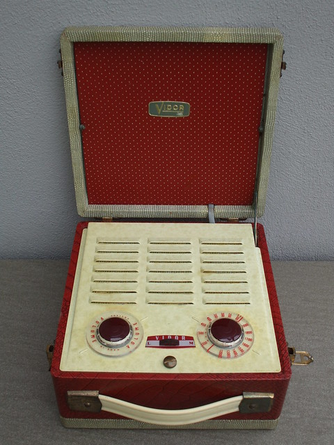 Vintage Red & White 1950's Vidor Portable Radio