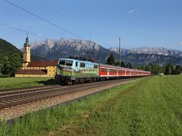 Die 111 039 mit einer RB nach München am 25.05.2012 unterwegs bei Neideraudorf.