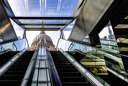 escalator stpauls reflection dome architecture london city urban metal lines contrast building glass iconic lookingup passage simonandhiscamera