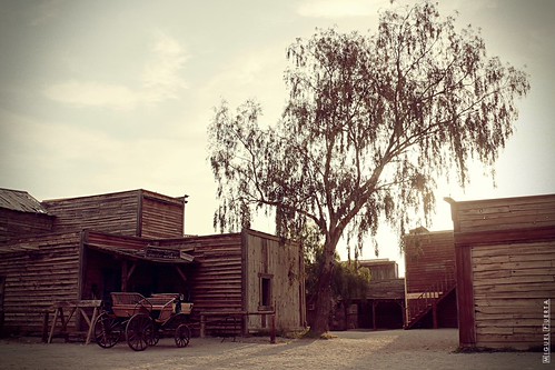 Duelo al amanecer / Duel at dawn by Miguel Puerta, Amanecer en los decorados de Fort Bravo en Tabernas / Dawn in the setting of Fort Bravo in Tabernasm