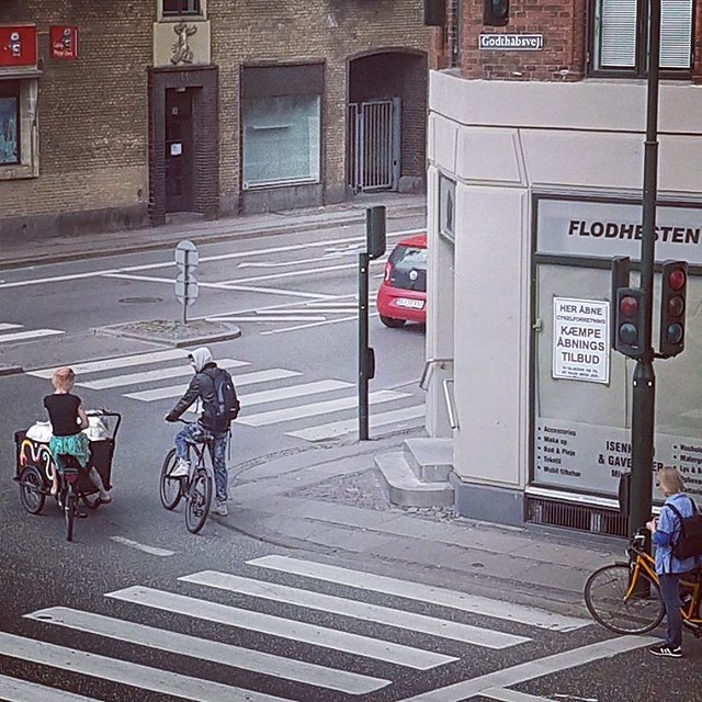 Red light moment. #Copenhagen #cargobike