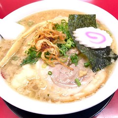 久々の日和田製麺所。 W豚骨スープに背脂、そして魚粉入り麺のコンビネーションと麻竹のメンマのトゥルトゥル感。 うまし。 #ラーメン #飯テロ #foodporn