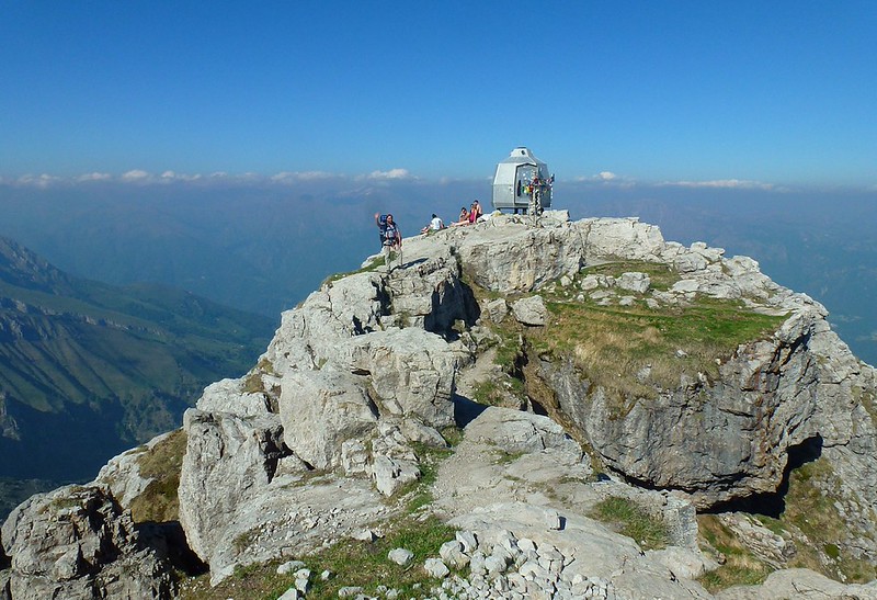 20170527-029F | Grigne, am Gipfel der Grigna Meridionale (Grignetta, 2177 m) mit Biwakschachtel. Foto von Jan Gensler. Bergamasker Alpen / Norditalien, 27.05.2017