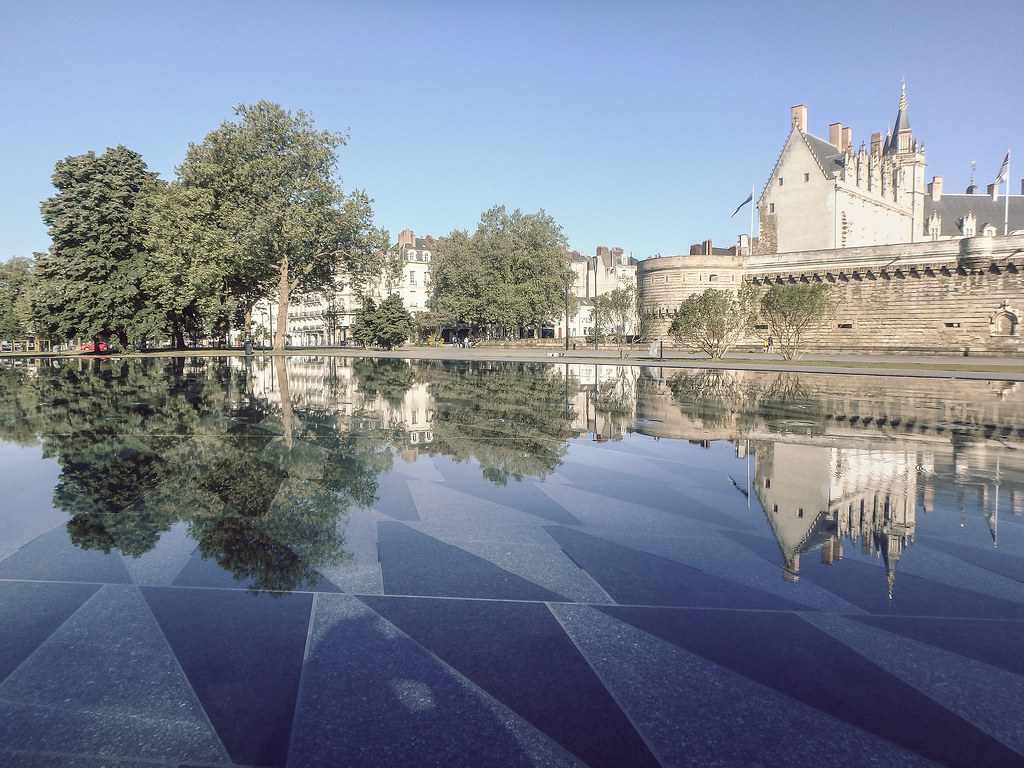 Le château des ducs de Bretagne et le miroir d'eau
