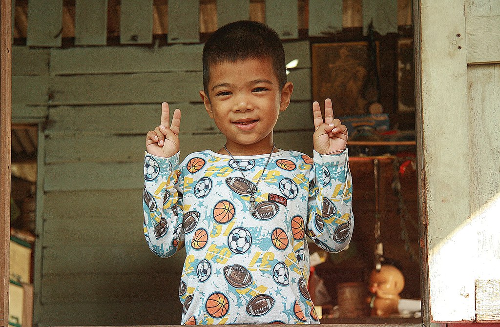 boy in a window wearing sporty pajamas, the foreign photographer - ฝรั่งถ่