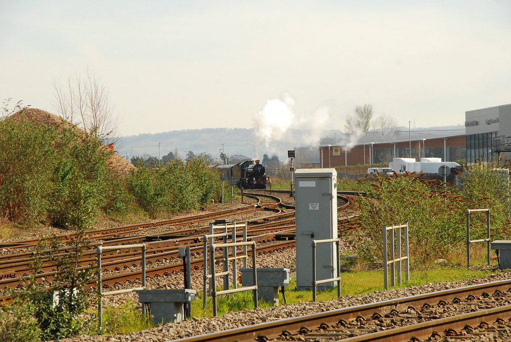 Railways –5043 “Earl of Mount Edgcumbe” approaches Tramway Junction, Gloucester