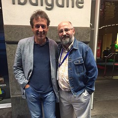Mi recuerdo de mi paso por #BilbaoPhotoExperience  es esta foto con el maestro #ChemaMadoz  Mejor cuánto más cerca estás de él. Un hombre sencillo y cercano, lleno de humanidad y de verdad. Un placer haber podido compartir unos minutos con él.