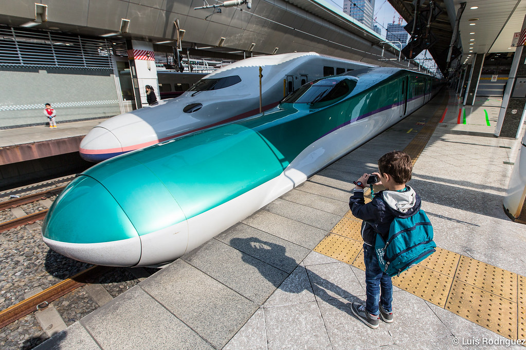 El pequeño de Japonismo fotografiando un shinkansen H5 de JR Hokkaido