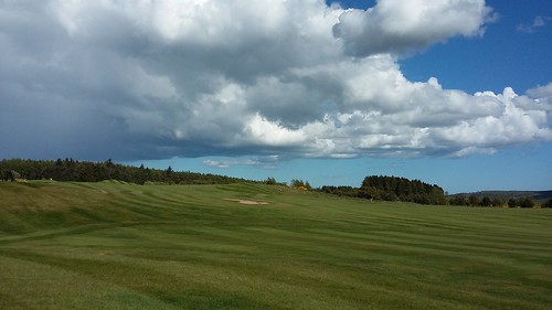 kintore golf course aberdeenshire north east green keeper style class bunker sand clouds loom large rain escape dark light contrast sky afternoon walk allanmaciver